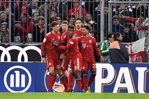 Leon Goretzka, Thomas Müller, Kingsley Coman, Mats Hummels und Serge Gnabry (v.l.n.r.) feiern Goretzkas Treffer gegen Stuttgart