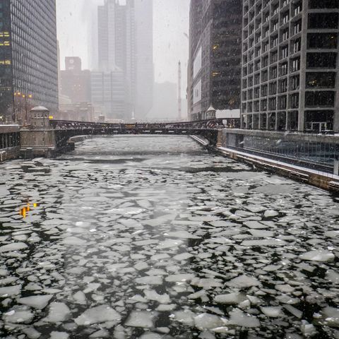Eisschollen treiben auf dem Chicago River in der Nähe der Adams Street. Verantwortlich für die "arktische Kälte" ist der sogenannte Polarwirbel, ein Band kalter Westwinde, das normalerweise über dem Nordpol kreist.