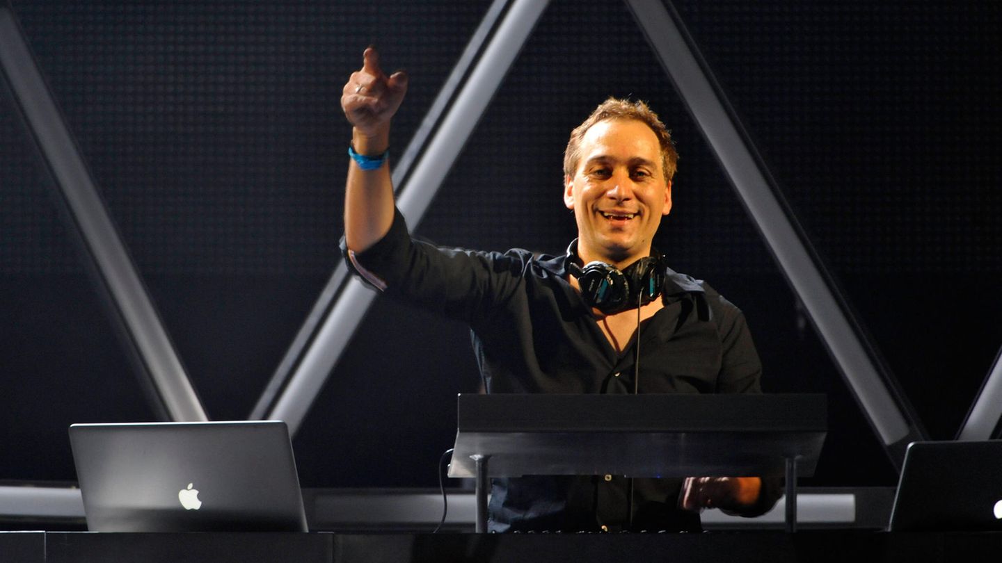 Paul van Dyk hinter seinem DJ-Pult