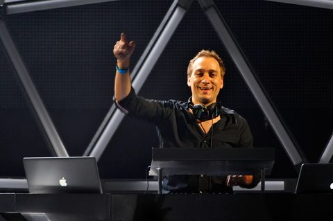 Paul van Dyk hinter seinem DJ-Pult