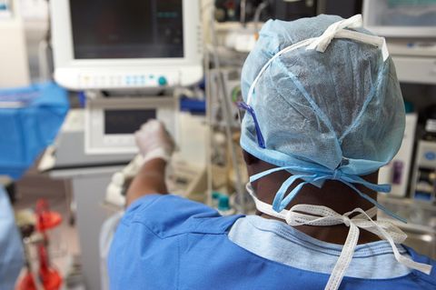 Krankenschwester vor medizinischem Gerät