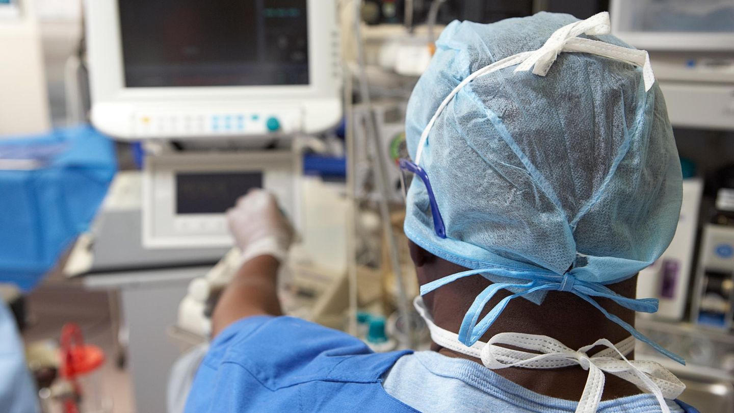 Krankenschwester vor medizinischem Gerät