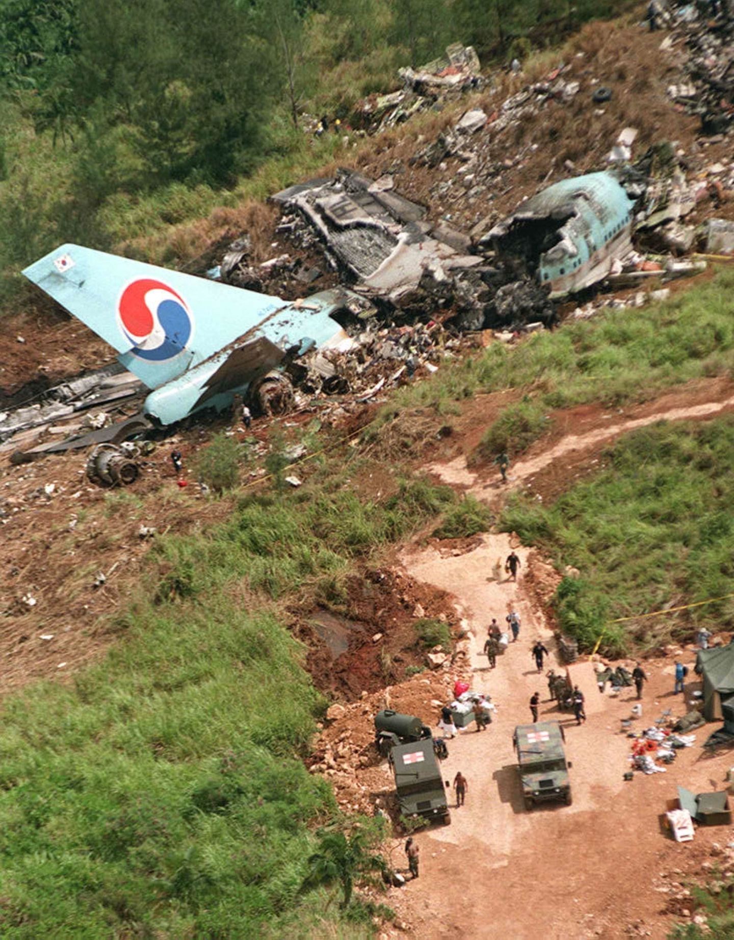 Zerschellt am Berg: Wenige Kilometer vor der Landebahn des Flughafens der Pazifikinsel Guam prallte diese Boeing 747-300 von Korean Air im August 1997 gegen einen Berg: 228 der 254 Personen an Bord kamen ums Leben. 22 schwere Zwischenfälle und 7 Totalverluste innerhalb von drei Jahrzehnten, so lautet die Jacdec-Bilanz der koreanischen Fluggesellschaft.  Jacdec-Risikoindex: 85,95 Prozent, Tendenz positiv