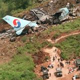 Zerschellt am Berg: Wenige Kilometer vor der Landebahn des Flughafens der Pazifikinsel Guam prallte diese Boeing 747-300 von Korean Air im August 1997 gegen einen Berg: 228 der 254 Personen an Bord kamen ums Leben. 22 schwere Zwischenfälle und 7 Totalverluste innerhalb von drei Jahrzehnten, so lautet die Jacdec-Bilanz der koreanischen Fluggesellschaft.  Jacdec-Risikoindex: 85,95 Prozent, Tendenz positiv
