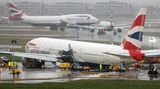 Bruchlandung in Heathrow: Im Januar 2008 fiel bei einer Boeing 777 von British Airways im Landeanflug auf den Londoner Flughafen die Kerosinversorgung der Triebwerke aus. Der Jet setzte vor Beginn der Piste sehr hart auf, die Fahrwerke rissen ab. 136 Passagiere und 16 Besatzungsmitglieder konnten evakuiert werden. Bei dem Unglück handelt es sich um einen von 2 Totalverlusten ohne Todesopfer, die Jacdec auflistet - neben 52 schweren Zwischenfällen in 30 Jahren.  Jacdec-Risikoindex: 88,56 Prozent, Tendenz positiv
