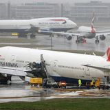 Bruchlandung in Heathrow: Im Januar 2008 fiel bei einer Boeing 777 von British Airways im Landeanflug auf den Londoner Flughafen die Kerosinversorgung der Triebwerke aus. Der Jet setzte vor Beginn der Piste sehr hart auf, die Fahrwerke rissen ab. 136 Passagiere und 16 Besatzungsmitglieder konnten evakuiert werden. Bei dem Unglück handelt es sich um einen von 2 Totalverlusten ohne Todesopfer, die Jacdec auflistet - neben 52 schweren Zwischenfällen in 30 Jahren.  Jacdec-Risikoindex: 88,56 Prozent, Tendenz positiv