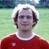 20. Platz: Uli Hoeneß - der Manager  Die Person Uli Hoeneß würde wohl an Position eins der wichtigsten Bayern-Akteure aller Zeiten stehen. Den Spieler Uli Hoeneß jedoch ereilte mit nur 27 Jahren 1979 auf Grund eines Knorpelschadens die Invalidität. Trotz all seiner Titel fristete der schnelle Flügelspieler neben Müller, Beckenbauer und Breitner sowie später Rummenigge eher ein Nischendasein.