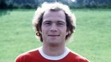 20. Platz: Uli Hoeneß - der Manager  Die Person Uli Hoeneß würde wohl an Position eins der wichtigsten Bayern-Akteure aller Zeiten stehen. Den Spieler Uli Hoeneß jedoch ereilte mit nur 27 Jahren 1979 auf Grund eines Knorpelschadens die Invalidität. Trotz all seiner Titel fristete der schnelle Flügelspieler neben Müller, Beckenbauer und Breitner sowie später Rummenigge eher ein Nischendasein.