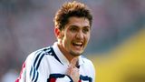 18. Bixente Lizarazu - der französische Weltmeister  Jahre vor Lahm hatte der FC Bayern schon einmal den perfekten Außenverteidiger unter Vertrag. Bixente Lizarazu, fester Bestandteil des französischen Superteams zwischen 1998 und 2000, beackerte zwischen 1997 und 2004 die linke Seite wie der Terrier. Giftig im Zweikampf, taktisch top ausgebildet und schnell im Spiel nach vorne würde Bixente in fast jedem Superteam in fast jedem Jahrzehnt in der Startelf stehen.