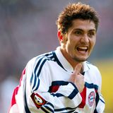 18. Bixente Lizarazu - der französische Weltmeister  Jahre vor Lahm hatte der FC Bayern schon einmal den perfekten Außenverteidiger unter Vertrag. Bixente Lizarazu, fester Bestandteil des französischen Superteams zwischen 1998 und 2000, beackerte zwischen 1997 und 2004 die linke Seite wie der Terrier. Giftig im Zweikampf, taktisch top ausgebildet und schnell im Spiel nach vorne würde Bixente in fast jedem Superteam in fast jedem Jahrzehnt in der Startelf stehen.