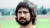 2. Gerd Müller - der Bomber  Im Herzen vieler Fans steht der größte Torjäger auf der Eins der größten Bayern-Legenden. Gerade weil die Geschichte vom eher einfach gestrickten Müller so tragisch und von Fehlern gespickt ist wie das Leben aller Menschen, liebten sie ihn mehr als alle anderen, litten mit in Alkoholsucht und Demenz. Fußballerisch ist der Strafraum-Killer jedoch der beste Stoßstürmer aller Zeiten. Men lie, women lie, numbers don’t. In 453 Spielen für den FC Bayern netzte Müller 398 Mal ein.