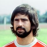 2. Gerd Müller - der Bomber  Im Herzen vieler Fans steht der größte Torjäger auf der Eins der größten Bayern-Legenden. Gerade weil die Geschichte vom eher einfach gestrickten Müller so tragisch und von Fehlern gespickt ist wie das Leben aller Menschen, liebten sie ihn mehr als alle anderen, litten mit in Alkoholsucht und Demenz. Fußballerisch ist der Strafraum-Killer jedoch der beste Stoßstürmer aller Zeiten. Men lie, women lie, numbers don’t. In 453 Spielen für den FC Bayern netzte Müller 398 Mal ein.