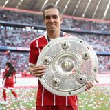 3. Philipp Lahm - der Kapitän  Kein anderer Spieler des FC Bayern war über ein Jahrzehnt lang in jedem Spiel in jeder Saison der weltbeste Mann auf seiner Position. Lahm konnte links wie rechts und führte das Team mit Bastian Schweinsteiger zusammen aus dem Tief zum Triple. Anders als die Alpha-Tiere aus den 70ern, 80ern und 90ern interpretierte Lahm auf und abseits des Feldes seine Rolle sachlich und klar. Das bayrische Eigengewächs war zudem der intelligenteste Spieler, den Trainergott Pep Guardiola trotz Xavi, Iniesta, Messi, Puyol oder Busquets nach eigenen Aussagen je trainieren durfte.