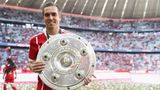 3. Philipp Lahm - der Kapitän  Kein anderer Spieler des FC Bayern war über ein Jahrzehnt lang in jedem Spiel in jeder Saison der weltbeste Mann auf seiner Position. Lahm konnte links wie rechts und führte das Team mit Bastian Schweinsteiger zusammen aus dem Tief zum Triple. Anders als die Alpha-Tiere aus den 70ern, 80ern und 90ern interpretierte Lahm auf und abseits des Feldes seine Rolle sachlich und klar. Das bayrische Eigengewächs war zudem der intelligenteste Spieler, den Trainergott Pep Guardiola trotz Xavi, Iniesta, Messi, Puyol oder Busquets nach eigenen Aussagen je trainieren durfte.