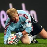4. Oliver Kahn - der Titan  14 Jahre lang entnervte Oliver Kahn im Tor seine Gegenspieler, entschärfte Hundertprozentige en Masse und stand stellvertretend für den verbissenen "Weiter, Immer Weiter-Ehrgeiz", der alle Nicht-Bayern-Fans so provozierte. Bananen und Golfbälle flogen, doch Olli hielt alles und beeinflusste mehrere Generationen von Torhütern nach ihm. Neben den obligatorischen Meisterschaften ist es vor allem der Champions-League-Titel 2001, der neben Effenberg vor allem das Gesicht des mehrmaligen Welttorhüters ziert.   
