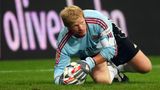 4. Oliver Kahn - der Titan  14 Jahre lang entnervte Oliver Kahn im Tor seine Gegenspieler, entschärfte Hundertprozentige en Masse und stand stellvertretend für den verbissenen "Weiter, Immer Weiter-Ehrgeiz", der alle Nicht-Bayern-Fans so provozierte. Bananen und Golfbälle flogen, doch Olli hielt alles und beeinflusste mehrere Generationen von Torhütern nach ihm. Neben den obligatorischen Meisterschaften ist es vor allem der Champions-League-Titel 2001, der neben Effenberg vor allem das Gesicht des mehrmaligen Welttorhüters ziert.   