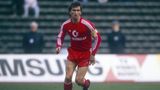 7. Klaus Augenthaler - Auge der Libero  Beckenbauer definierte diese Position, andere folgten ihm. Für die Kinder der 80er bleibt vor allem Klaus Augenthaler als der Inbegriff des freien Mannes in der Abwehr in Erinnerung. Hochgewachsen, zweikampfstark, schussgewaltig und mit viel Übersicht stand Auge jahrelang als Turm in jeder Schlacht. Ob nun gegen Real Madrid, AC Mailand oder Werder Bremen, Augenthaler war neben Rummenigge und Breitner der Fixpunkt für die Fans. Er hielt den Roten von 1976 bis 1991 und in sage und schreibe 546 Spielen die Knochen hin.  