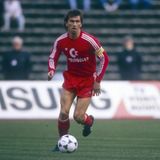 7. Klaus Augenthaler - Auge der Libero  Beckenbauer definierte diese Position, andere folgten ihm. Für die Kinder der 80er bleibt vor allem Klaus Augenthaler als der Inbegriff des freien Mannes in der Abwehr in Erinnerung. Hochgewachsen, zweikampfstark, schussgewaltig und mit viel Übersicht stand Auge jahrelang als Turm in jeder Schlacht. Ob nun gegen Real Madrid, AC Mailand oder Werder Bremen, Augenthaler war neben Rummenigge und Breitner der Fixpunkt für die Fans. Er hielt den Roten von 1976 bis 1991 und in sage und schreibe 546 Spielen die Knochen hin.  