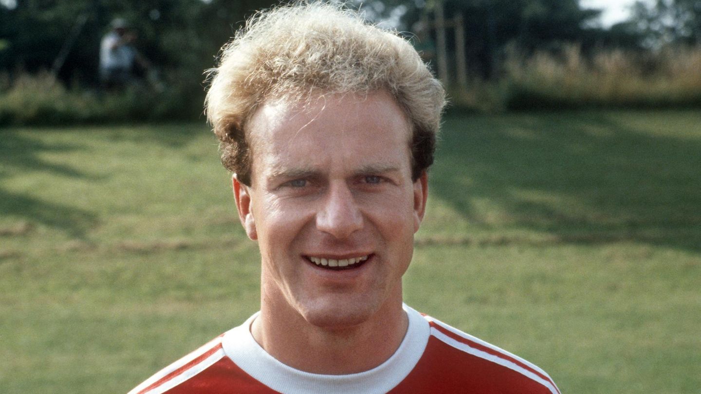 Rot-weiß - die Bayern-Fan-Kolumne: 8. Karl-Heinz Rummenigge - der Boss Vor Arjen Robben hatte der FC Bayern schon einmal einen Alleinikov. Kalle "sex Knees" Rummenigge war pfeilschnell, dribbel- und abschlussstark. Im Gegensatz zu Robben war er dabei jedoch eher eine Mischung aus Mbappé und Ronaldo mit entsprechender egomanischer Arroganz. Das kleine Drama bei ihm - trotz 162 Toren in 310 Spielen – ist, dass er seine Hochphase als Führungsspieler in den 80ern mit Breitner als Breitnigge zusammen nie mit einem internationalen Vereinstitel veredeln konnte. 8. Karl-Heinz Rummenigge - der Boss Vor Arjen Robben hatte der FC Bayern schon einmal einen Alleinikov. Kalle "sex Knees" Rummenigge war pfeilschnell, dribbel- und abschlussstark. Im Gegensatz zu Robben war er dabei jedoch eher eine Mischung aus Mbappé und Ronaldo mit entsprechender egomanischer Arroganz. Das kleine Drama bei ihm - trotz 162 Toren in 310 Spielen – ist, dass er seine Hochphase als Führungsspieler in den 80ern mit Breitner als Breitnigge zusammen nie mit einem internationalen Vereinstitel veredeln konnte.