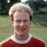 8. Karl-Heinz Rummenigge - der Boss  Vor Arjen Robben hatte der FC Bayern schon einmal einen Alleinikov. Kalle "sex Knees" Rummenigge war pfeilschnell, dribbel- und abschlussstark. Im Gegensatz zu Robben war er dabei jedoch eher eine Mischung aus Mbappé und Ronaldo mit entsprechender egomanischer Arroganz. Das kleine Drama bei ihm - trotz 162 Toren in 310 Spielen – ist, dass er seine Hochphase als Führungsspieler in den 80ern mit Breitner als Breitnigge zusammen nie mit einem internationalen Vereinstitel veredeln konnte.