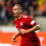9. Frank Ribery - der Heißsporn  Im Gegensatz zu Robben hatte man bei Ribery nie das Gefühl, er würde nicht zu 100 Prozent zum FC Bayern stehen. Uli Hoeneß sei Dank. Dieser betrachtete "Froonck" immer als Ziehsohn und verzieh ihm diverse (Fehl-)tritte auf und neben dem Platz. Der Grund: Ribery kam als Supertalent 2007 zu den Bayern, die in einer Phase des totalen Umbruchs steckten. Trotz desaströser Saisons wie unter Jürgen Klinsmann hielt Ribery dem Verein die Treue und zauberte Bossen wie Fans trotz titelloser Phasen immer wieder ein Lächeln aufs Gesicht. 2013 belohnte sich der unermüdlich den linken Flügel beackernde Franzose mit dem Champions League-Titel und dem Triple. Zudem wurde Ribéry Europas Fußballer des Jahres vor Lionel Messi und Cristiano Ronaldo und Dritter bei der Wahl zum Weltfußballer.