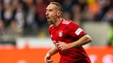 9. Frank Ribery - der Heißsporn  Im Gegensatz zu Robben hatte man bei Ribery nie das Gefühl, er würde nicht zu 100 Prozent zum FC Bayern stehen. Uli Hoeneß sei Dank. Dieser betrachtete "Froonck" immer als Ziehsohn und verzieh ihm diverse (Fehl-)tritte auf und neben dem Platz. Der Grund: Ribery kam als Supertalent 2007 zu den Bayern, die in einer Phase des totalen Umbruchs steckten. Trotz desaströser Saisons wie unter Jürgen Klinsmann hielt Ribery dem Verein die Treue und zauberte Bossen wie Fans trotz titelloser Phasen immer wieder ein Lächeln aufs Gesicht. 2013 belohnte sich der unermüdlich den linken Flügel beackernde Franzose mit dem Champions League-Titel und dem Triple. Zudem wurde Ribéry Europas Fußballer des Jahres vor Lionel Messi und Cristiano Ronaldo und Dritter bei der Wahl zum Weltfußballer.