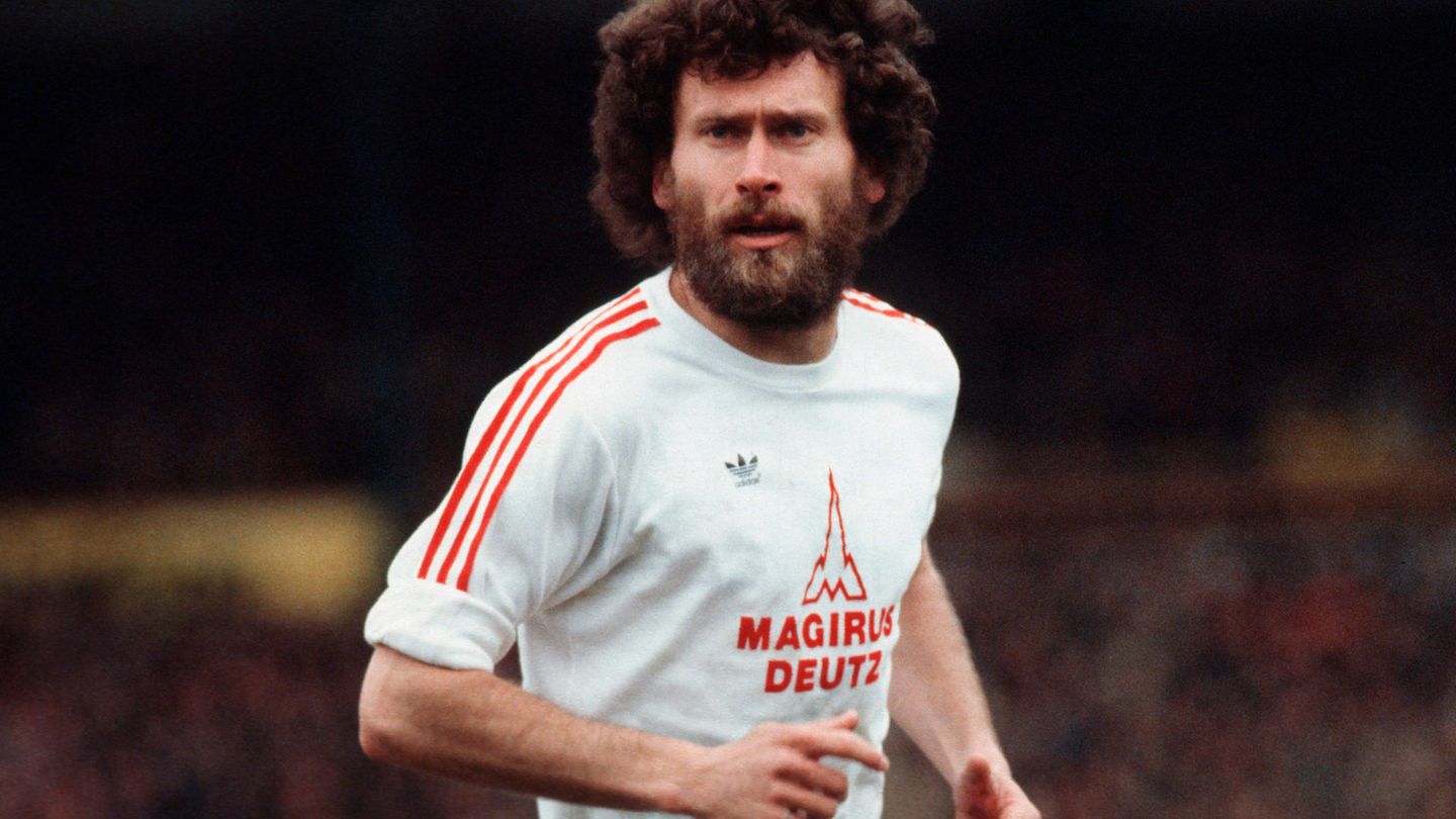 Rot-weiß - die Bayern-Fan-Kolumne: 10. Paul Breitner - der Revoluzzer Von 1970 bis 1974 war er als linker Verteidiger auf Weltniveau unterwegs und fungierte in der zweiten Bayern-Phase zwischen 1978-83 als Spielmacher im zentralen Mittelfeld. Breitner war ein Box-To-Box-Allrounder, der zu oft auf seine bärbeißige Revoluzzer-Art reduziert wird, denn als Führungsspieler und offensive Waffe setzte er Maßstäbe. Kein Wunder, dass der Aufschrei der Bayern-Fans nach seiner "Verbannung" von der Ehrentribüne durch Uli Hoeneß 2018 groß war. 10. Paul Breitner - der Revoluzzer Von 1970 bis 1974 war er als linker Verteidiger auf Weltniveau unterwegs und fungierte in der zweiten Bayern-Phase zwischen 1978-83 als Spielmacher im zentralen Mittelfeld. Breitner war ein Box-To-Box-Allrounder, der zu oft auf seine bärbeißige Revoluzzer-Art reduziert wird, denn als Führungsspieler und offensive Waffe setzte er Maßstäbe. Kein Wunder, dass der Aufschrei der Bayern-Fans nach seiner "Verbannung" von der Ehrentribüne durch Uli Hoeneß 2018 groß war.