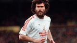 10. Paul Breitner - der Revoluzzer  Von 1970 bis 1974 war er als linker Verteidiger auf Weltniveau unterwegs und fungierte in der zweiten Bayern-Phase zwischen 1978-83 als Spielmacher im zentralen Mittelfeld. Breitner war ein Box-To-Box-Allrounder, der zu oft auf seine bärbeißige Revoluzzer-Art reduziert wird, denn als Führungsspieler und offensive Waffe setzte er Maßstäbe. Kein Wunder, dass der Aufschrei der Bayern-Fans nach seiner "Verbannung" von der Ehrentribüne durch Uli Hoeneß 2018 groß war.