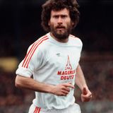 10. Paul Breitner - der Revoluzzer  Von 1970 bis 1974 war er als linker Verteidiger auf Weltniveau unterwegs und fungierte in der zweiten Bayern-Phase zwischen 1978-83 als Spielmacher im zentralen Mittelfeld. Breitner war ein Box-To-Box-Allrounder, der zu oft auf seine bärbeißige Revoluzzer-Art reduziert wird, denn als Führungsspieler und offensive Waffe setzte er Maßstäbe. Kein Wunder, dass der Aufschrei der Bayern-Fans nach seiner "Verbannung" von der Ehrentribüne durch Uli Hoeneß 2018 groß war.