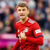 11. Thomas Müller - der Unermüdliche  Die Argumente stehen bereits im Fließtext. Bei den Profis machte er bislang 304 Spiele und lieferte 108 Tore sowie 106 Assists ab. Seine Stellung als Ur-Bayer und Gesicht des Vereins stärken seinen Top-Platz unter den Legenden.
