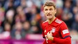 11. Thomas Müller - der Unermüdliche  Die Argumente stehen bereits im Fließtext. Bei den Profis machte er bislang 304 Spiele und lieferte 108 Tore sowie 106 Assists ab. Seine Stellung als Ur-Bayer und Gesicht des Vereins stärken seinen Top-Platz unter den Legenden.