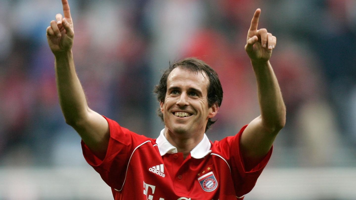 Rot-weiß - die Bayern-Fan-Kolumne: 12. Mehmet Scholl - der lustige Dribbler Scholl entwickelte sich bei den Bayern vom arroganten, spitzzüngigen Talent zum Liebling aller Fußballfans in ganz Deutschland. Am Ende seiner Zeit 2007 läuft er selbst in Cottbus Ehrenrunde mit Standing Ovations. Dazwischen liegen 15 Jahre beim FC Bayern, unzählige Dribblings, 87 Tore und viele Verletzungen. Gerade diese Anfälligkeit und das fehlende Alpha-Gen verhindern, dass Scholl trotz der Anlagen einer der besten deutschen Spieler aller Zeiten wird. Sein größter Moment für die Ewigkeit war bereits 1996 im UEFA-Halbfinale in Barcelona, als er die Startruppe um Figo im eigenen Stadion auseinanderdribbelte. 12. Mehmet Scholl - der lustige Dribbler Scholl entwickelte sich bei den Bayern vom arroganten, spitzzüngigen Talent zum Liebling aller Fußballfans in ganz Deutschland. Am Ende seiner Zeit 2007 läuft er selbst in Cottbus Ehrenrunde mit Standing Ovations. Dazwischen liegen 15 Jahre beim FC Bayern, unzählige Dribblings, 87 Tore und viele Verletzungen. Gerade diese Anfälligkeit und das fehlende Alpha-Gen verhindern, dass Scholl trotz der Anlagen einer der besten deutschen Spieler aller Zeiten wird. Sein größter Moment für die Ewigkeit war bereits 1996 im UEFA-Halbfinale in Barcelona, als er die Startruppe um Figo im eigenen Stadion auseinanderdribbelte.