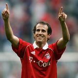 12. Mehmet Scholl - der lustige Dribbler  Scholl entwickelte sich bei den Bayern vom arroganten, spitzzüngigen Talent zum Liebling aller Fußballfans in ganz Deutschland. Am Ende seiner Zeit 2007 läuft er selbst in Cottbus Ehrenrunde mit Standing Ovations. Dazwischen liegen 15 Jahre beim FC Bayern, unzählige Dribblings, 87 Tore und viele Verletzungen. Gerade diese Anfälligkeit und das fehlende Alpha-Gen verhindern, dass Scholl trotz der Anlagen einer der besten deutschen Spieler aller Zeiten wird. Sein größter Moment für die Ewigkeit war bereits 1996 im UEFA-Halbfinale in Barcelona, als er die Startruppe um Figo im eigenen Stadion auseinanderdribbelte.