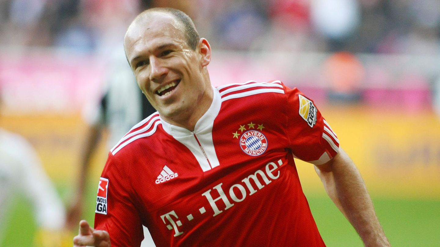 Rot-weiß - die Bayern-Fan-Kolumne: 14. Arjen Robben - der Musterprofi Viele sehen Arjen Robben noch weiter vorne, doch dafür wurde der Holländer erst zu spät ein echter Bayer und Führungsspieler. 2010 verwandelte er als Flügelzange - zusammen mit Ribery - die eigentlich noch unreifen Bayern zum Titelkandidaten (Niederlage im Finale gegen Inter Mailand). Es waren keine einfachen Jahre im Schatten der Dortmunder Dominanz, die 2012 im verlorenen Finale Dahoam ihren negativen Höhepunkt fanden. Doch Robben, ganz ehrgeiziger und harter Arbeiter, stand wieder auf und krönte seine Rückkehr mit dem wichtigsten Tor seiner Karriere beim Champions League-Finale im Wembley-Stadion 2013. Danach war er im Klub wirklich angekommen, übernahm trotz großem Ego in den folgenden Jahren immer mehr Führungsverantwortung – und die Liebe der Fans wuchs und wuchs. 14. Arjen Robben - der Musterprofi Viele sehen Arjen Robben noch weiter vorne, doch dafür wurde der Holländer erst zu spät ein echter Bayer und Führungsspieler. 2010 verwandelte er als Flügelzange - zusammen mit Ribery - die eigentlich noch unreifen Bayern zum Titelkandidaten (Niederlage im Finale gegen Inter Mailand). Es waren keine einfachen Jahre im Schatten der Dortmunder Dominanz, die 2012 im verlorenen Finale Dahoam ihren negativen Höhepunkt fanden. Doch Robben, ganz ehrgeiziger und harter Arbeiter, stand wieder auf und krönte seine Rückkehr mit dem wichtigsten Tor seiner Karriere beim Champions League-Finale im Wembley-Stadion 2013. Danach war er im Klub wirklich angekommen, übernahm trotz großem Ego in den folgenden Jahren immer mehr Führungsverantwortung – und die Liebe der Fans wuchs und wuchs.