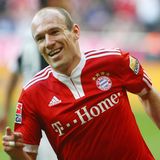 14. Arjen Robben - der Musterprofi  Viele sehen Arjen Robben noch weiter vorne, doch dafür wurde der Holländer erst zu spät ein echter Bayer und Führungsspieler. 2010 verwandelte er als Flügelzange - zusammen mit Ribery - die eigentlich noch unreifen Bayern zum Titelkandidaten (Niederlage im Finale gegen Inter Mailand). Es waren keine einfachen Jahre im Schatten der Dortmunder Dominanz, die 2012 im verlorenen Finale Dahoam ihren negativen Höhepunkt fanden. Doch Robben, ganz ehrgeiziger und harter Arbeiter, stand wieder auf und krönte seine Rückkehr mit dem wichtigsten Tor seiner Karriere beim Champions League-Finale im Wembley-Stadion 2013. Danach war er im Klub wirklich angekommen, übernahm trotz großem Ego in den folgenden Jahren immer mehr Führungsverantwortung – und die Liebe der Fans wuchs und wuchs.