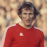 15. Georg 'Katsche' Schwarzenbeck - der Wasserträger  Wie sagte einst Comedian Atze Schröder über den Ur-Münchener: “Früher, da gab es noch einen wie Katsche Schwarzenbeck. 460 Bundesligaspiele, kein Ballkontakt. Der dachte 20 Jahre lang, so ein Bein wächst nach". Knochenhart und unermüdlich stopfte Schwarzenbeck alle Löcher, die der offensive Feingeist Beckenbauer als Libero entblößte. Sein größer Moment: der Ausgleich 1974 im Landesmeisterpokalendspiel gegen Atletico Madrid (und der spätere Titel im Wiederholungsspiel dank des Remis).