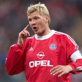 17. Stefan Effenberg - der Führungsspieler   In einer Mannschaft mit Matthäus und Kahn trotzdem der absolute Chef zu sein, schafft wohl nur ein Stefan Effenberg – denn der lässt sich eben nichts gefallen. Roy Keane, David Beckham, Journalisten, Fans, egal wer sich dem Tiger in den Weg stellte, er nahm es mit allen auf. Selbst das große Abstiegsgespenst der schwächelnden Borussia aus Gladbach musste entnervt aufgeben, nachdem es von Effenberg höchstpersönlich des Feldes verwiesen wurde. Einzig: Für eine höhere Platzierung waren seine insgesamt knappen sechs Jahre bei den Bayern einfach zu kurz.