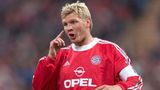 17. Stefan Effenberg - der Führungsspieler   In einer Mannschaft mit Matthäus und Kahn trotzdem der absolute Chef zu sein, schafft wohl nur ein Stefan Effenberg – denn der lässt sich eben nichts gefallen. Roy Keane, David Beckham, Journalisten, Fans, egal wer sich dem Tiger in den Weg stellte, er nahm es mit allen auf. Selbst das große Abstiegsgespenst der schwächelnden Borussia aus Gladbach musste entnervt aufgeben, nachdem es von Effenberg höchstpersönlich des Feldes verwiesen wurde. Einzig: Für eine höhere Platzierung waren seine insgesamt knappen sechs Jahre bei den Bayern einfach zu kurz.