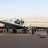 Auf dem Foto vom Mai 2018 werden die Passagiere eines Delta Air Lines-Fluges von Detroit nach Denver evakuiert, nachdem es eine Rauchentwicklung in der Kabine nach der Landung gab - einer von 92 schweren Zwischenfällen in den vergangen drei Jahrzehnten der großen US-Airline, bei der es auch zu zwei Totalverlusten in diesem Zeitraum kam.  Jacdec-Risikoindex: 89,77 Prozent, Tendenz negativ