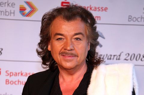 Alfredo Pauly trägt auf einem Event Pelz