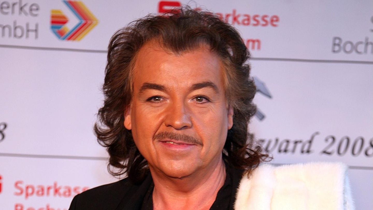 Alfredo Pauly trägt auf einem Event Pelz