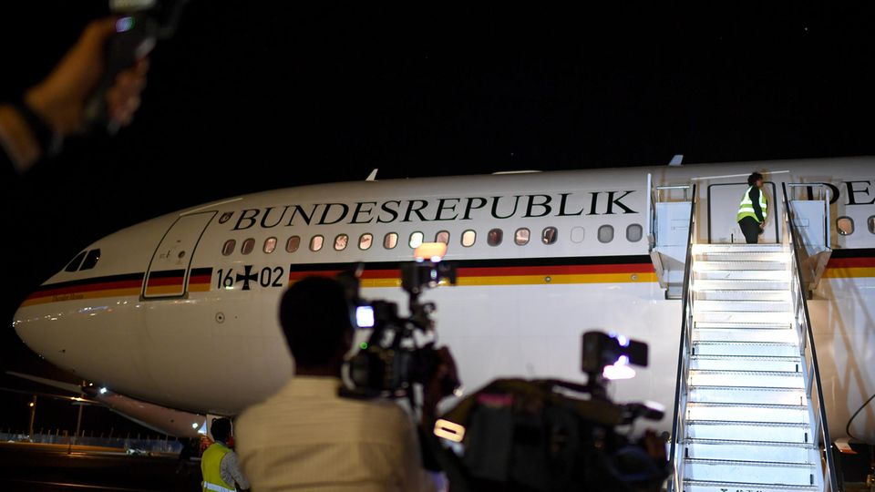 Der Airbus "Theodor Heuss" am Sonntag nach der Landung in Addis Abeba. Die Parkzeit des Regierungsfliegers verlängerte sich dort wegen eines Defekts an der Maschine.