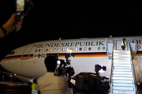 Der Airbus "Theodor Heuss" am Sonntag nach der Landung in Addis Abeba. Die Parkzeit des Regierungsfliegers verlängerte sich dort wegen eines Defekts an der Maschine.