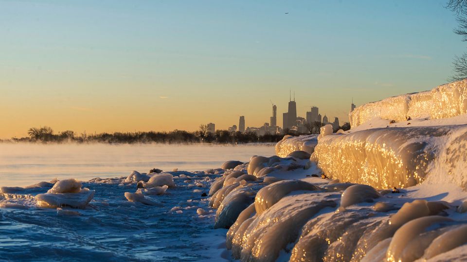 Das Ufer des Sees in Chicago ist zugefroren