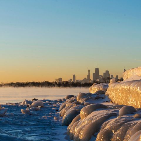Das Ufer des Sees in Chicago ist zugefroren