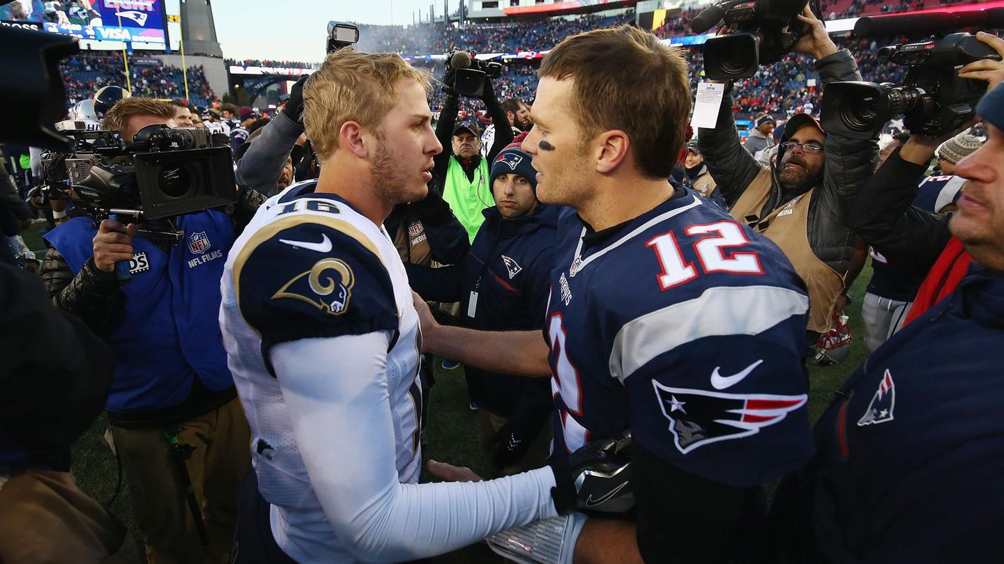 Jared Goff (l.) und sein 17 Jahre älteres Vorbild Tom Brady: In der Nacht auf Montag werden die beiden um den Super-Bowl kämpfen