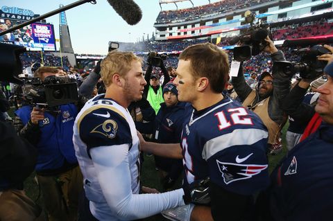 Jared Goff (l.) und sein 17 Jahre älteres Vorbild Tom Brady: In der Nacht auf Montag werden die beiden um den Super-Bowl kämpfen