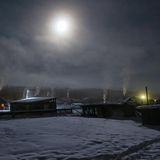 Als die Fotografin dieses Bild vom Dorf schoss, waren es minus 40 Grad; alle waren zu Hause. Sie hingegen stand mit der Kamera auf einer Leiter vor einer Scheune – die Leute erklärten sie für verrückt.    