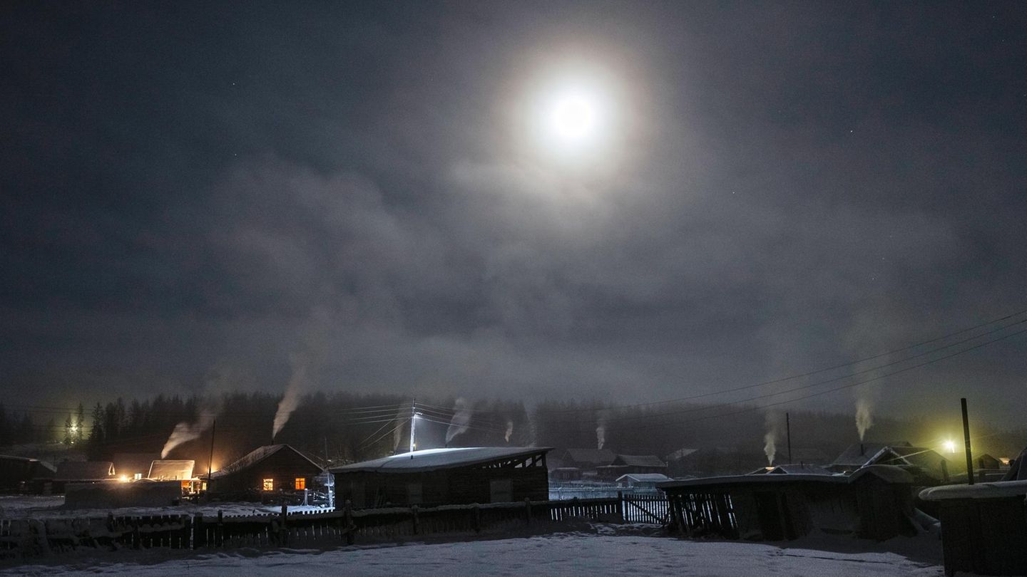 Als die Fotografin dieses Bild vom Dorf schoss, waren es minus 40 Grad; alle waren zu Hause. Sie hingegen stand mit der Kamera auf einer Leiter vor einer Scheune – die Leute erklärten sie für verrückt.    