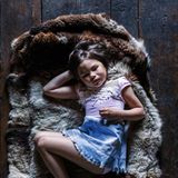 Kuschelig warm: Die fünfjährige Irina hat es sich gemütlich gemacht in einem Fellparka. Der würde sie auch draußen zuverlässig schützen vor Kälte und Wind.